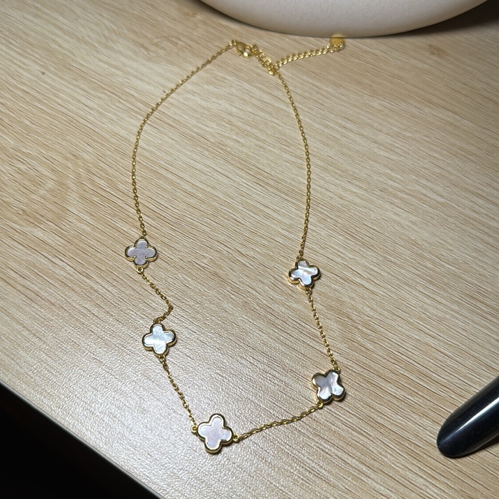 Gold Necklace with 5 Mother of Pearl Clover Pendants EVRY JEWELS - Picture 4 of 8